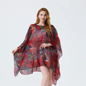Vue détaillée du tissu fluide rouge vif avec imprimé abstrait pour la plage d'été.
