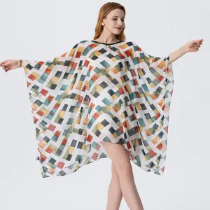 Robe de plage caftan imprimé géométrique d'été, vêtement de station balnéaire fluide.