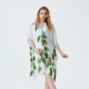 Donna kaftan di seta largo copricostume da spiaggia con stampa foglia di ginkgo verde