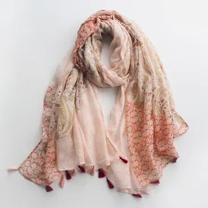 Vue détaillée de l'écharpe à franges à imprimé ethnique rose, montrant une texture exquise.