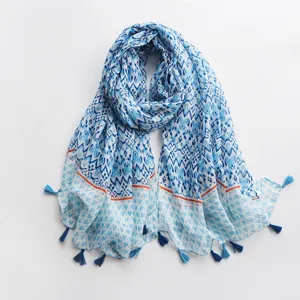 Détail d'écharpe à franges imprimée bleu blanc, châle léger en mélange de coton, tour de cou élégant.
