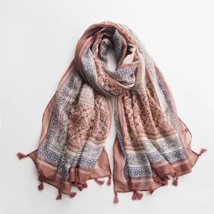 Foulard ethnique en coton et lin avec de jolis pompons pour un look rétro et élégant.