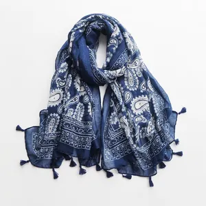Écharpe en coton et lin à imprimé cachemire bleu foncé classique avec de jolies franges.