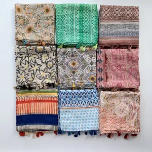 Vue détaillée de divers foulards en coton et lin imprimés avec de superbes franges.