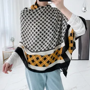 Photo de détail d'écharpe à carreaux, élégant design noir blanc jaune pour l'automne.