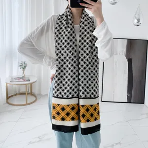 Écharpe élégante en coton et lin pour femme avec motif à carreaux noir et blanc et bord jaune.