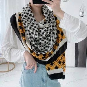Vue détaillée de l'écharpe à carreaux jaune et noir élégante, texture douce pour l'automne.