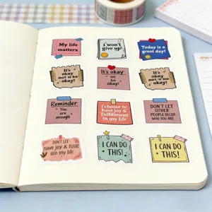 Vue détaillée d'autocollants de notes adhésives anglaises motivantes, papeterie décorative.