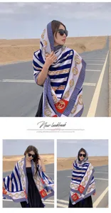 Elegant foulard en soie a rayures bleues et chaines pour femme chal de voyage.