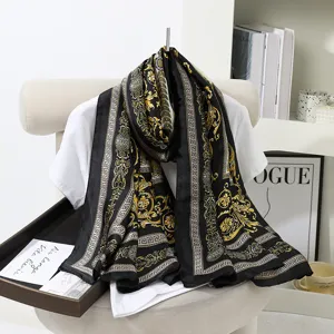 Elegante sciarpa in seta nera e oro con stampa barocca per donne, foulard da spiaggia estivo.