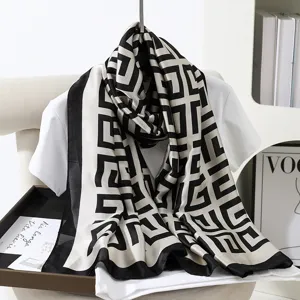 Sciarpa lunga in seta con stampa geometrica in bianco e nero accessorio di moda elegante
