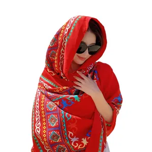 Écharpe châle rouge de protection solaire ethnique pour femmes, idéale pour la plage.