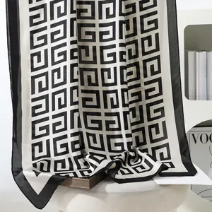 Sciarpa lunga con stampa geometrica in bianco e nero, elegante scialle di protezione solare.