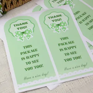 Rechthoekige verpakkingsstickers met schattige groene strik voor geschenkdozen.