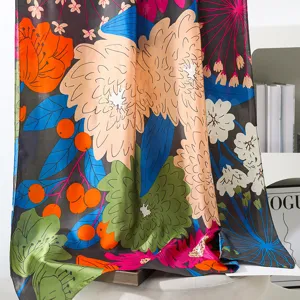 Vista dettagliata di un foulard in seta con stampa floreale vintage per la spiaggia estiva.