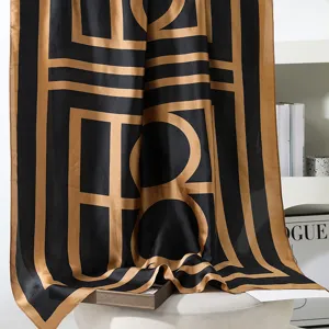 Elegante foulard in seta geometrico nero e oro da donna, lunga sciarpa per la spiaggia estiva.