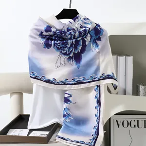 Dettaglio foulard in seta con stampa floreale blu e bianca, elegante scialle estivo.
