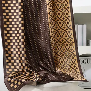 Elegante foulard lungo in seta con stampa classica divisa, accessorio di lusso per donne.