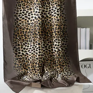 Sciarpa lunga in seta con stampa leopardata, elegante scialle da spiaggia retro per donne.
