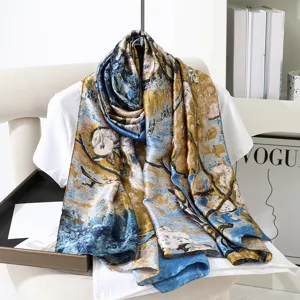 Dettaglio foulard di seta lungo, stampa pittura a olio vintage, scialle da spiaggia donna estate.