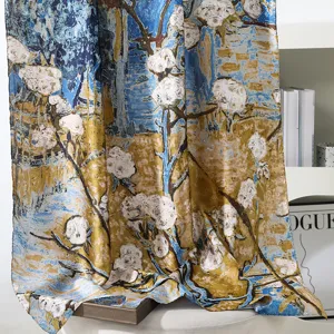 Dettaglio in primo piano di foulard in seta con stampa artistica vintage, drappeggio elegante.