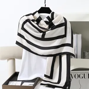 Elegante sciarpa in seta geometrica nera e bianca da donna, ideale per primavera, estate e vacanze.