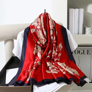 Sciarpa lunga in seta con stampa floreale rossa vintage e bordo blu scuro elegante.