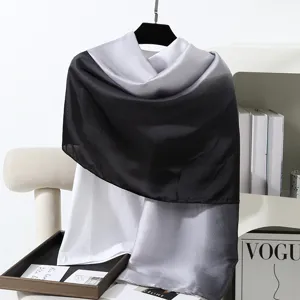 Elegante foulard in raso con sfumatura, morbido e leggero, ideale protezione solare per spiaggia e mare.