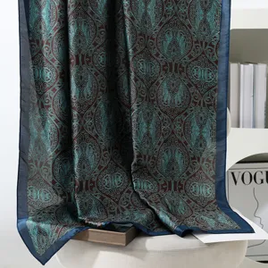 Dettaglio foulard di seta stile etnico retro, scialle lungo parasole in broccato.