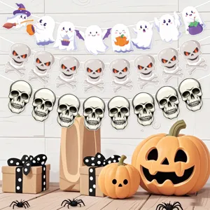 Dettagli ghirlanda appendibile festone festa di Halloween con simpatici fantasmi e teschi.
