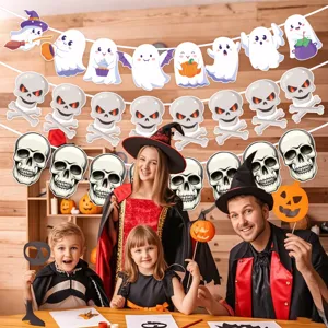 Vista dettagliata di striscioni sospesi di Halloween con simpatici motivi di fantasma e teschio.