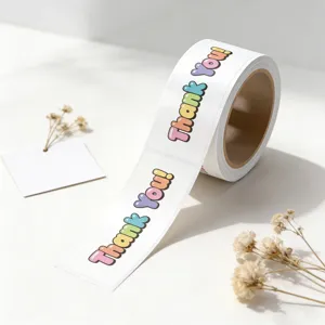 Primo piano dettagliato del rotolo di adesivi colorati con lettere a bolla e fiori secchi.