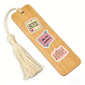 Marque-page en bois avec pompon et autocollants de citations motivantes, accessoire lecture.