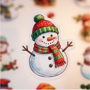 Adhesivo de muñeco de nieve navideño pintado a mano, detalle en primer plano, embalaje.