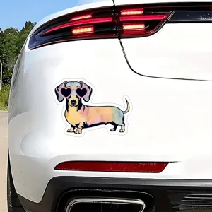 Vue de détail d'autocollant de teckel de dessin animé mignon, design de lunettes de soleil coeur.