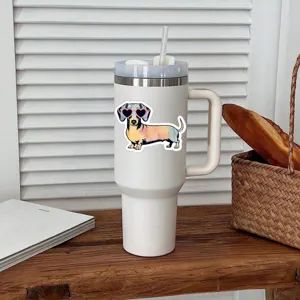 Détail d'un autocollant teckel de dessin animé mignon sur un gobelet blanc, fond de bureau.