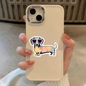 Coque de téléphone mignonne teckel de dessin animé avec des lunettes de soleil cœur.