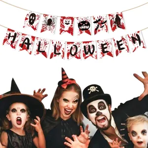 Striscione sospeso per feste di Halloween con lettere sanguinanti e oggetti di scena spettrali.