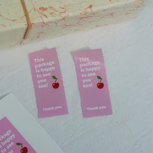 Primo piano di adesivi di ringraziamento rosa con stampa di ciliegie e dolce messaggio.