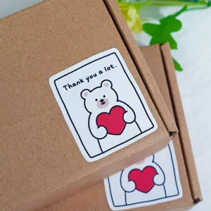 Primo piano adesivo di ringraziamento orsetto, ideale per confezioni regalo e scatole.