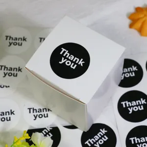 Rouleau d'autocollants ronds noir et blanc thank you, ideal pour emballer des cadeaux.