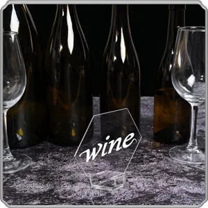 Detalle de tarjeta de sitio de vino hexagonal de acrílico transparente para decoración de fiesta.