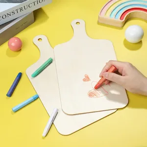 Detalle de mini tabla de cortar de madera, muestra el proceso de pintura DIY con lápices.