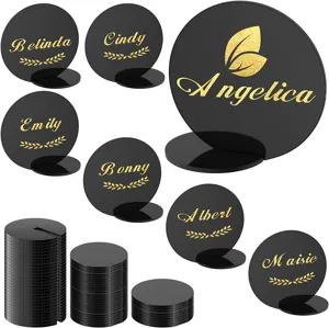 Detalle de tarjeta de sitio redonda de acrílico negro, número de mesa personalizado para boda.