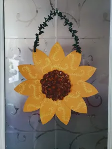 Decoración colgante de puerta de girasol hecha a mano de madera con vid de hojas verdes