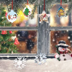 Transparente Acryl Weihnachtsbaum Hängeornamente Set für festliche Fensterdekoration.