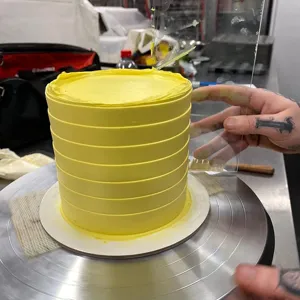 Professionele taartschraper en kam hulpmiddel voor het decoreren van botercreme.