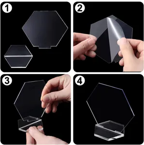 Vista de detalle tarjeta de sitio hexágono acrílico transparente y base para boda fiesta.