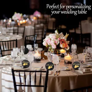 Elegantes marca sitios redondos de acrílico negro con corazones dorados para bodas.