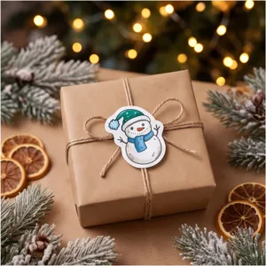 Detalle de pegatina de Navidad de muñeco de nieve acuarela, etiqueta bonita para regalo.